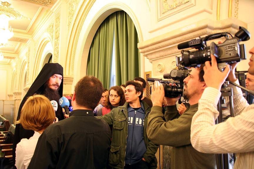 Parintele Filotheu si Presa la Senat cu Pasapoartele Biometrice Parintele Filotheu si Presa la Senat cu Pasapoartele Biometrice